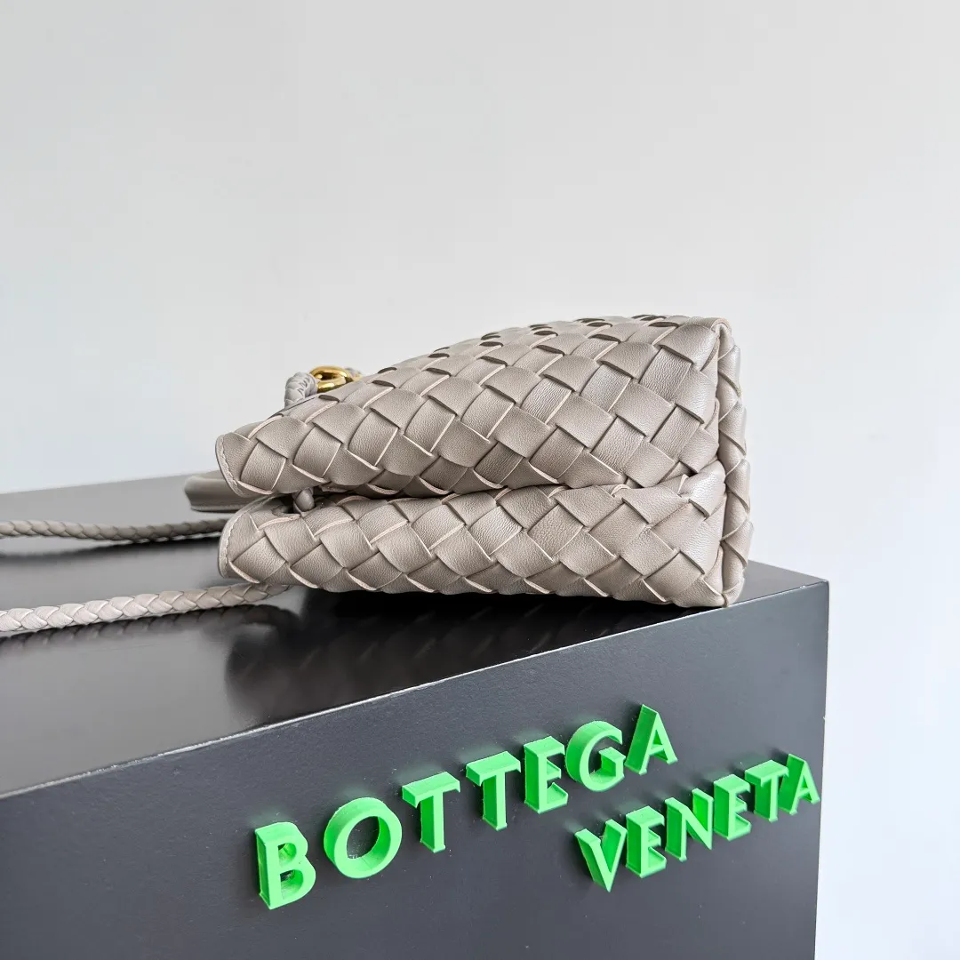 The 2023 new Andiamo batch of 1860 BV has been shipped‼ ️Really popular🔥The new Andiamo woven handbag launched by Bottega Veneta this season is really popular all over the world! ! Celebrities at home and abroad have worn it, and Oscar-winning actress Michelle Yeoh has taken it out on the street. Song Jia, Trai Yara, Yu Feihong, Sanji Ayaka, Rosie Hunting-Whiteley, Yoshioka Riho, etc. have all picked up this bag. It is classic and versatile, showing off its temperament, and the bag capacity is also large, which is very convenient for daily commuting! ! A variety of carrying methods, the shoulder straps can be adjusted by yourself, the original lambskin feels soft and delicate, and the unisex style breaks gender boundaries and brings a more practical and longer-lasting use experience. Andiamo, which has both elegant and casual styles, perfectly interprets the true appearance of "fashionable old money style". Style number: 743568 Size: 25*22*10.5cm